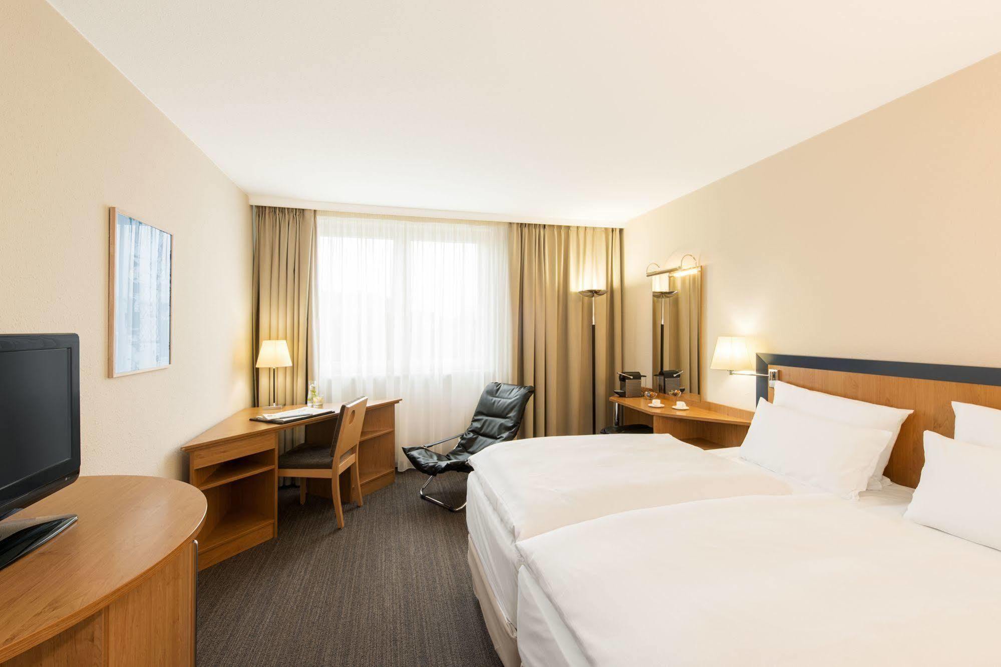 Nh Frankfurt Airport West Hotel Raunheim Esterno foto